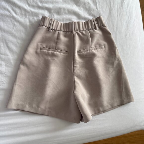 Abercrombie & Fitch Ultra High Rise Tailored Short in Taupe - Picture 6 of 9